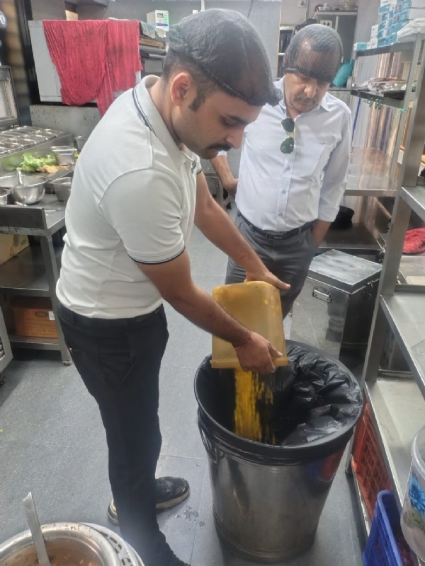 પોરબંદર મનપા દ્વારા ખાણીપીણીના ધંધાર્થીને ત્યાં ચેકીંગ હાથ ધરાયુ.