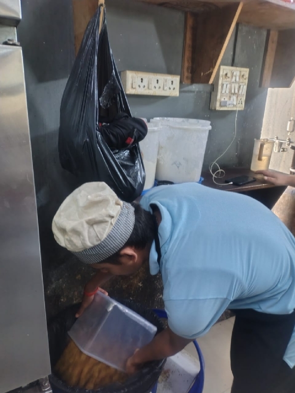 પોરબંદર મનપા દ્વારા ખાણીપીણીના ધંધાર્થીને ત્યાં ચેકીંગ હાથ ધરાયુ.