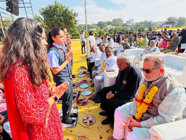 10,000 થી વધુ વાલીઓ અને વિદ્યાર્થીઓની હાજરીમાં   અમરેલી ગજેરા કેમ્પસ વિદ્યાસભામાં અલોકિક લાગણી સભર “વડીલ વંદના” અને “વિજય ભવ” કાર્યક્રમ યોજાયો