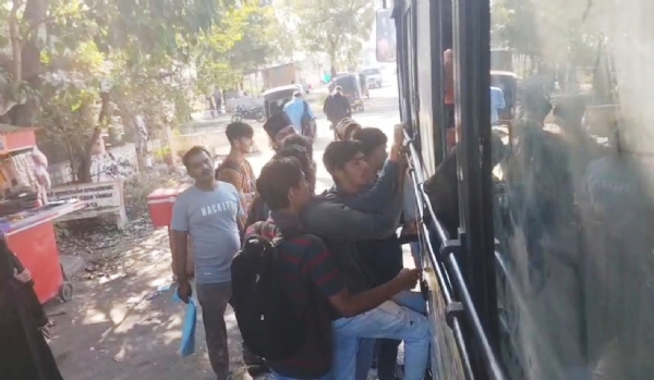 આમોદ વિસ્તારમાં ફરતી એસટી બસોમાં વિધાર્થીઓને દરવાજે લટકીને જવા મજબૂર બન્યા