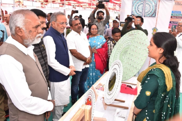 લીપણ આર્ટ કરતી મહિલાઓ બની પગભર