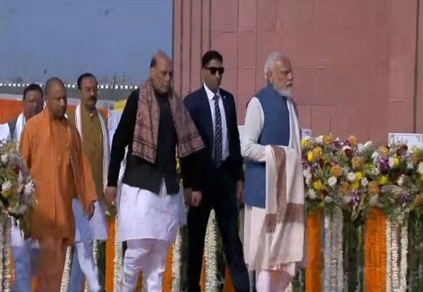 પ્રધાનમંત્રી નરેન્દ્ર મોદી અને અન્ય લોકોએ રાષ્ટ્ર પ્રેરણા સ્થળ પર શ્રધાંજલિ આપી પ્રધાનમંત્રી નરેન્દ્ર મોદી અને અન્ય લોકોએ રાષ્ટ્ર પ્રેરણા સ્થળ પર શ્રધાંજલિ આપી