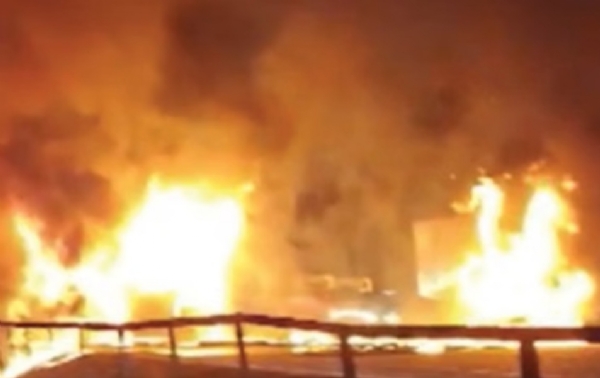 લારી સાથે અથડાયા બાદ બસમાં આગ લાગી