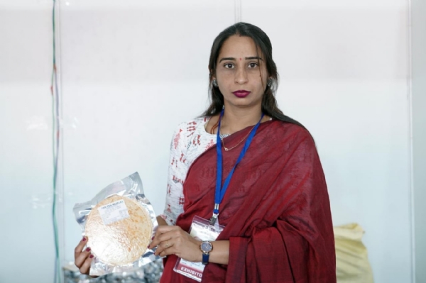 માર્કેટીંગથી સફળતા: ખાંભાની મહિલાએ એક વર્ષમાં રૂ. 8 લાખનું ખાખરા અને રૂ. 1 લાખની મીઠાઈનું વેચાણ કરી બન્યા ‘લખપતિ દીદી’