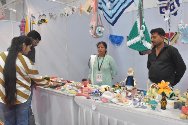 બહેનો સી ફુડની વિવિધ પ્રોડક્ટમાંથી