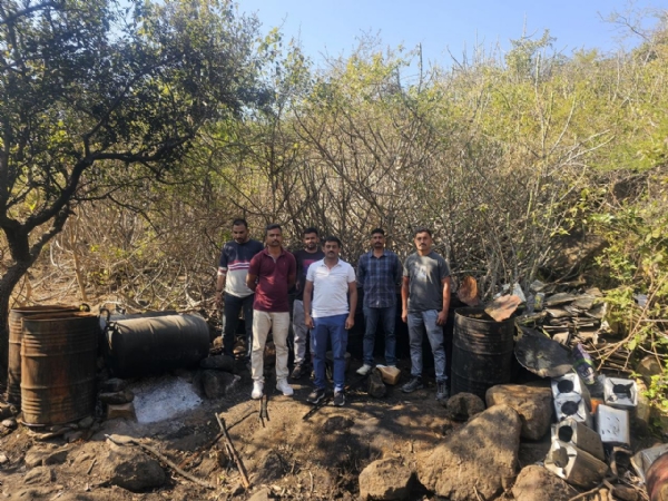 બરડા ડુંગર માંથી વધુ એક દેશી દારૂની ભઠ્ઠી ઝડપાઇ.