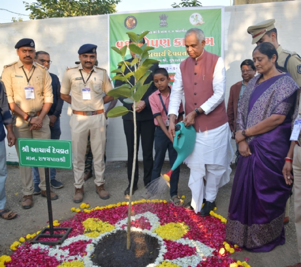 રાજ્યપાલ આચાર્ય દેવવ્રત