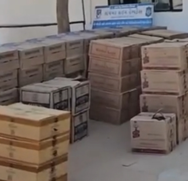 સરસ્વતી તાલુકામાં ખારેડા ગામની સીમમાં વિદેશી દારૂના કટિંગ પર સ્ટેટ મોનીટરીંગ સેલનો દરોડો, કુલ 54 લાખ રૂપિયાનો મુદ્દામાલ જપ્ત