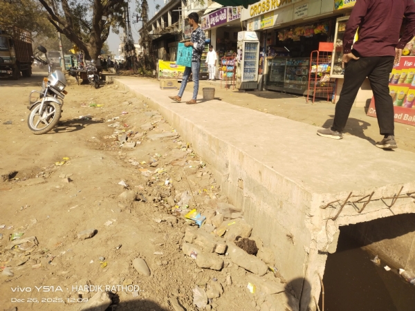 સિદ્ધપુર ના કાકોશી ચાર રસ્તા પાસે આવેલ દુકાનો અને હોટલો ની ગટર લાઇન ચેમ્બર બ્લોક થતા વેપારીઓ પરેશાન