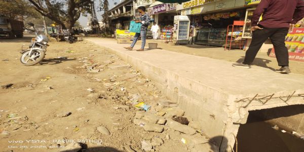 સિદ્ધપુરના કાકોશી ચાર રસ્તા પાસે આવેલ દુકાનો અને હોટલોની ગટર લાઇન ચેમ્બર બ્લોક થતા વેપારીઓ પરેશાન