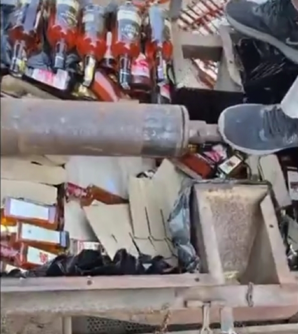 પાટણ એલસીબીની કાર્યવાહી: ટ્રેક્ટર સાથે જોડાયેલા થ્રેસરમાંથી છુપાવેલો વિદેશી દારૂ ઝડપાયો