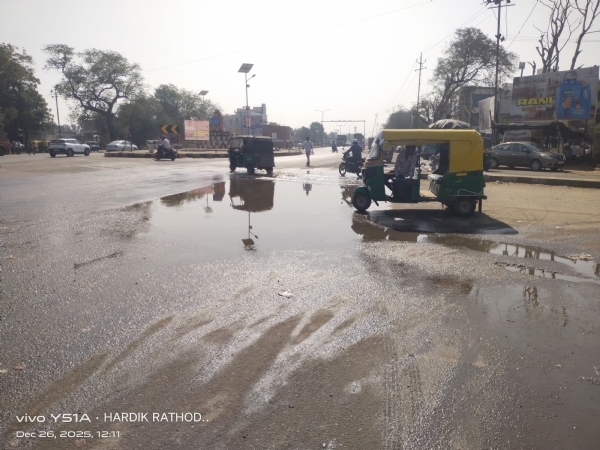 સિદ્ધપુર ના કાકોશી ચાર રસ્તા પાસે આવેલ દુકાનો અને હોટલો ની ગટર લાઇન ચેમ્બર બ્લોક થતા વેપારીઓ પરેશાન