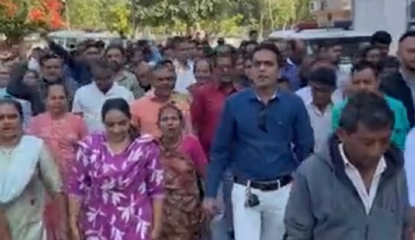 પાટણ શહેરના લીમડીચોક અને કસુંબીવાડા વિસ્તારમાં ચાલતા ગેરકાયદે કતલખાના બંધ કરાવવા સ્થાનિક રહીશોએ કલેક્ટરને લેખિત રજૂઆત કરી