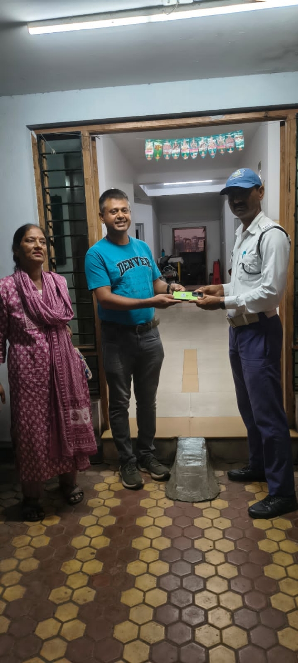 ટ્રાફિક બ્રિગેડે ખોવાયેલ મોબાઈલ માલિકને કર્યો.