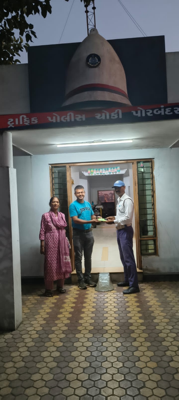 ટ્રાફિક બ્રિગેડે ખોવાયેલ મોબાઈલ માલિકને કર્યો.