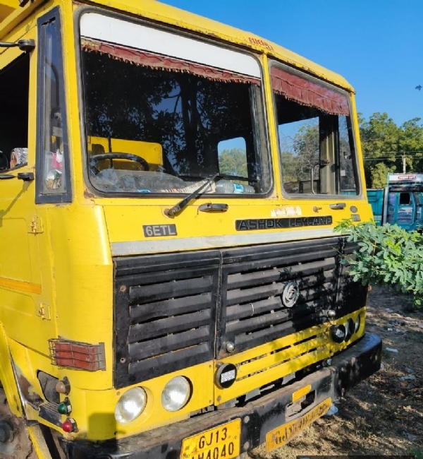 મહેસાણામાં ખનિજ વિભાગની કડક કાર્યવાહી, ૧.૫ કરોડની કિંમતના ડમ્પર ઝડપાયા મહેસાણામાં ખનિજ વિભાગની કડક કાર્યવાહી, ૧.૫ કરોડની કિંમતના ડમ્પર ઝડપાયા