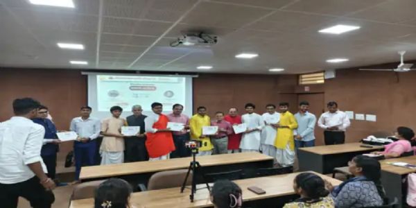 સોમનાથ સંસ્કૃત વિશ્વવિદ્યાલય ખાતે ત્રિદિવસીય વૈદિક ગણિત કાર્યશાળામાં પાટણના ડૉ. ધનરાજ ઠક્કર અને સિદ્ધપુરના ડૉ. રૂપેશ ભાટિયાએ વૈદિક ગણિતના તજજ્ઞ તરીકે માર્ગદર્શન આપ્યું