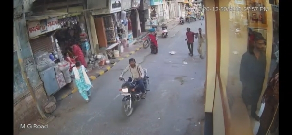 પોરબંદરના માણેકચોકમાં તાક માંથી લાકડું પડતા નાશભાગ.