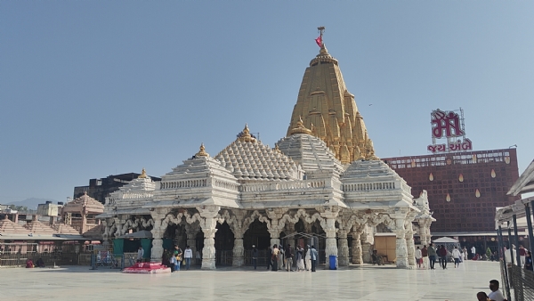 Ambaji mandir ne malshe navi chamak