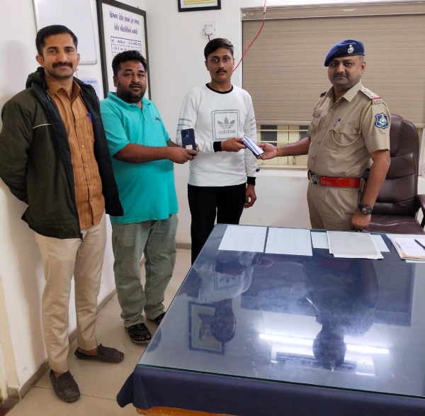 ઉદ્યોગ નગર પોલીસ દ્વારા તેરા તુજકો અર્પણ ક્રાયકર્મ યોજાયો.