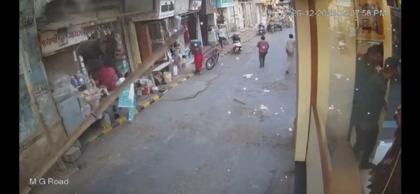 પોરબંદરના માણેકચોકમાં તાક માંથી લાકડું પડતા નાશભાગ.