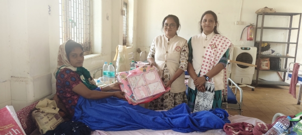 પોરબંદર લેડી હોસ્પિટલ ખાતે 10 દીકરીઓને બેટી બચાવો બેટી પઢાવો યોજના અંતર્ગત દીકરી વધામણાં કીટ વિતરણ કરાઈ.