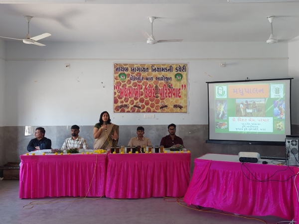 પોરબંદરમાં મધમાખી ઉછેર વિષય પર જિલ્લાકક્ષાનો પરિસંવાદ યોજાયો.