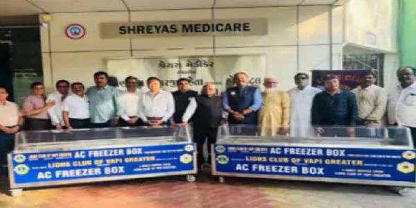 વાપીમાં લાયન્સ ક્લબ ઓફ વાપી ગ્રેટર દ્વારા જનસેવા હોસ્પિટલને 2 કોલ્ડ સ્ટોરેજ બોક્સ દાન