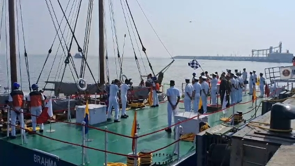 ઐતિહાસિક નેવલ સેઇલિંગ વેસલય કૌન્ડિન્યાને પોરબંદર થી વિદેશ પ્રવાશે માટે રવાના થયું.