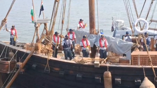 ઐતિહાસિક નેવલ સેઇલિંગ વેસલય કૌન્ડિન્યાને પોરબંદર થી વિદેશ પ્રવાશે માટે રવાના થયું.