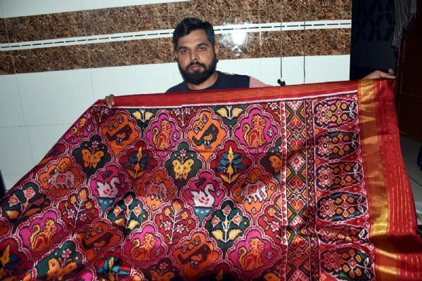 વાઇબ્રન્ટ ગુજરાત રિજનલ કોન્ફરન્સના માધ્યમથી રાજકોટના પટોળા ગૃહ ઉદ્યોગને મળશે વૈશ્વિક ફલક વાઇબ્રન્ટ ગુજરાત રિજનલ કોન્ફરન્સના માધ્યમથી રાજકોટના પટોળા ગૃહ ઉદ્યોગને મળશે વૈશ્વિક ફલક