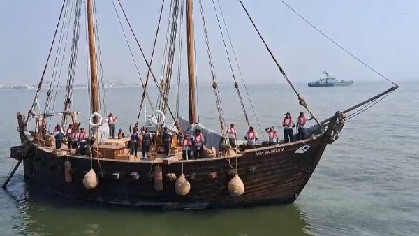 ઐતિહાસિક નેવલ સેઇલિંગ વેસલય કૌન્ડિન્યાને પોરબંદર થી વિદેશ પ્રવાશે માટે રવાના થયું.