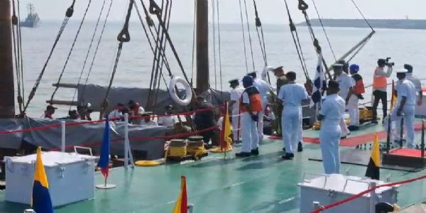 ઐતિહાસિક નેવલ સેઇલિંગ વેસલય કૌન્ડિન્યા પોરબંદર થી વિદેશ પ્રવાશે માટે રવાના થયું