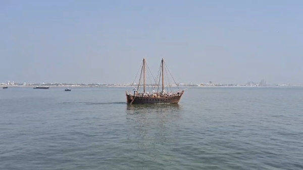 ઐતિહાસિક નેવલ સેઇલિંગ વેસલય કૌન્ડિન્યાને પોરબંદર થી વિદેશ પ્રવાશે માટે રવાના થયું.