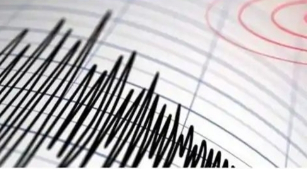 ખાંભા-ગિર વિસ્તારમાં ભૂકંપનો આંચકો — ગામડાઓમાં ફફડાટ અમરેલી જિલ્લાના ખાંભા ગિરની સમઢીયાળા, અનિડા, કોટડા સહિતના ગામડાઓમાં રાત્રે ભૂકંપને લઈને લોકોમાં ભય ફેલાઈ ગયો હતો. ભૂકંપ ગોઠવવામાં આવ્યો હતો, જેમાં સાંજે લગભગ 1.9 અને પછી બપોરે 2.2ની તીવ્રતાના આંચકા અનુભવાયા હતા. આ અચાનક આંચકો થતા ગામડીયાઓમાં રહેવાસીઓ ડેરાવા અનુભવી રહ્યા હતા. ભૂકંપનો આચકો ખાસ કરીને રાત્રે થયો, જેના કારણે લોકોને ઊંઘમાં જ હચમચાટનો અનુભવ થયો. કેટલીક ઘરોમાં ઘર્ષણ અને દુરી લાગવાની ખબર મળી છે. વર્તમાન ઘટનાઓએ સ્થાનિક લોકોને ગંભીરતાપૂર્વક સફચેત રહેવાની જરૂરિયાત યાદ કરાવી. ખાતરની કોઈ નુકશાન કે જાનહાની અંગે હજુ સુધી કોઈ વિશેષ માહિતી પ્રાપ્ત નથી. ગ્રામજનો આગામી દિનોમાં ભૂકંપસત્તકતા અને સુરક્ષામુલક પગલાં વિશે સજાગ રહેવાની વિનંતી કરી રહ્યા છે. ખાંભા-ગિર વિસ્તારમાં ભૂકંપનો આંચકો — ગામડાઓમાં ફફડાટ અમરેલી જિલ્લાના ખાંભા ગિરની સમઢીયાળા, અનિડા, કોટડા સહિતના ગામડાઓમાં રાત્રે ભૂકંપને લઈને લોકોમાં ભય ફેલાઈ ગયો હતો. ભૂકંપ ગોઠવવામાં આવ્યો હતો, જેમાં સાંજે લગભગ 1.9 અને પછી બપોરે 2.2ની તીવ્રતાના આંચકા અનુભવાયા હતા. આ અચાનક આંચકો થતા ગામડીયાઓમાં રહેવાસીઓ ડેરાવા અનુભવી રહ્યા હતા. ભૂકંપનો આચકો ખાસ કરીને રાત્રે થયો, જેના કારણે લોકોને ઊંઘમાં જ હચમચાટનો અનુભવ થયો. કેટલીક ઘરોમાં ઘર્ષણ અને દુરી લાગવાની ખબર મળી છે. વર્તમાન ઘટનાઓએ સ્થાનિક લોકોને ગંભીરતાપૂર્વક સફચેત રહેવાની જરૂરિયાત યાદ કરાવી. ખાતરની કોઈ નુકશાન કે જાનહાની અંગે હજુ સુધી કોઈ વિશેષ માહિતી પ્રાપ્ત નથી. ગ્રામજનો આગામી દિનોમાં ભૂકંપસત્તકતા અને સુરક્ષામુલક પગલાં વિશે સજાગ રહેવાની વિનંતી કરી રહ્યા છે.