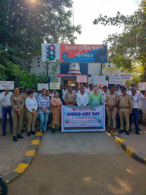 ટ્રાફિક પોલીસ દ્વારા વિશ્વ એઇડ્સ દિવસની ઉજવણી કરાઈ. ટ્રાફિક પોલીસ દ્વારા વિશ્વ એઇડ્સ દિવસની ઉજવણી કરાઈ.