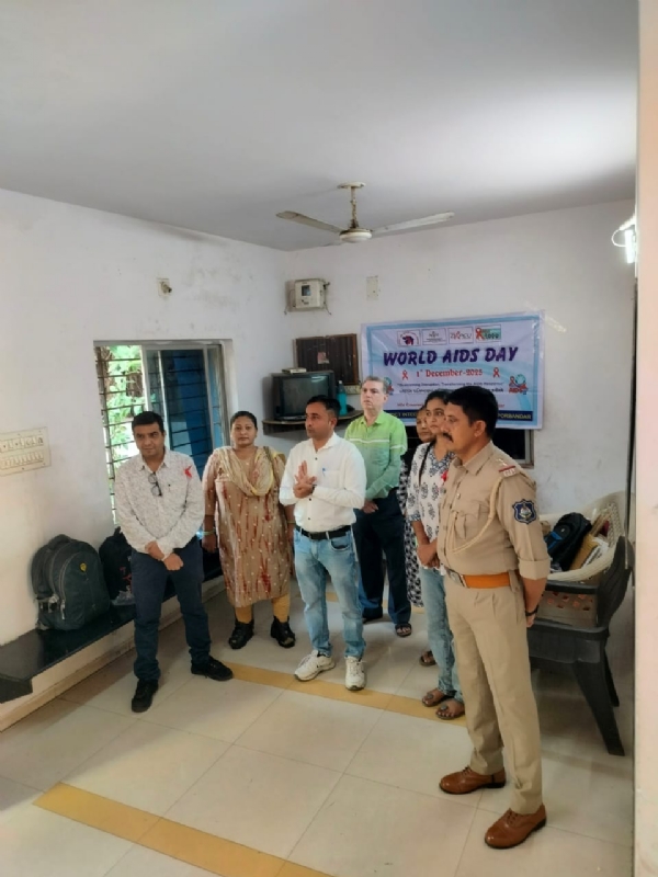 ટ્રાફિક પોલીસ દ્વારા વિશ્વ એઇડ્સ દિવસની ઉજવણી કરાઈ. ટ્રાફિક પોલીસ દ્વારા વિશ્વ એઇડ્સ દિવસની ઉજવણી કરાઈ.