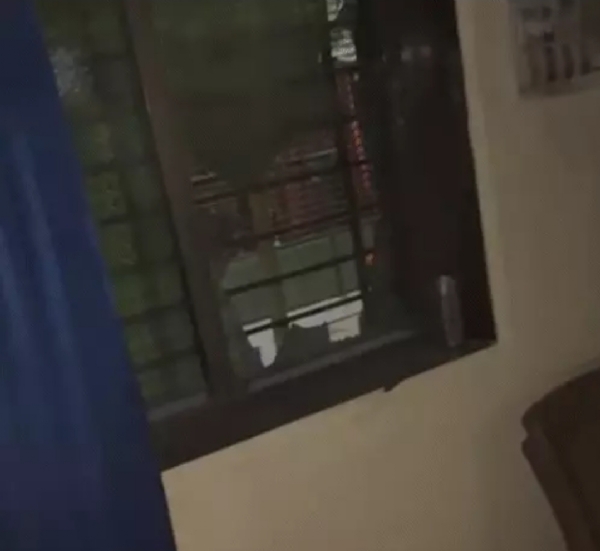 घर पर पथराव की तस्वीर घर पर पथराव की तस्वीर