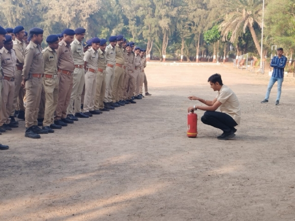 પોલીસ અને હોમગાર્ડ જવાનોને ફાયર અંગેની તાલીમ અપાઈ.