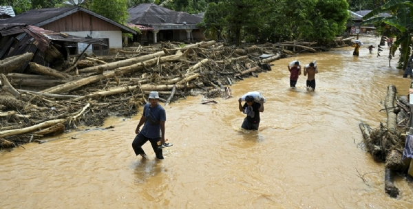 સુમાત્રા ટાપુ પર વિનાશક પૂર અને ભૂસ્ખલન