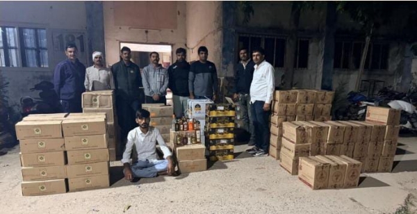 ઊંઝા પોલીસે મોટી કાર્યવાહી: ₹52.32 લાખના દારૂના જથ્થા સાથે એક ઇસમ ઝડપાયો ઊંઝા પોલીસે મોટી કાર્યવાહી: ₹52.32 લાખના દારૂના જથ્થા સાથે એક ઇસમ ઝડપાયો