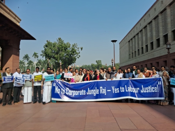 ઈન્ડી ગઠબંધનના નેતાઓએ વિરોધ પ્રદર્શન કર્યું ઈન્ડી ગઠબંધનના નેતાઓએ વિરોધ પ્રદર્શન કર્યું