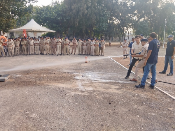 પોલીસ અને હોમગાર્ડ જવાનોને ફાયર અંગેની તાલીમ અપાઈ.