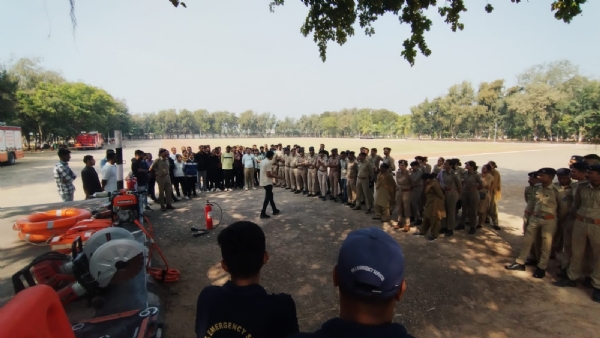 પોલીસ અને હોમગાર્ડ જવાનોને ફાયર અંગેની તાલીમ અપાઈ.