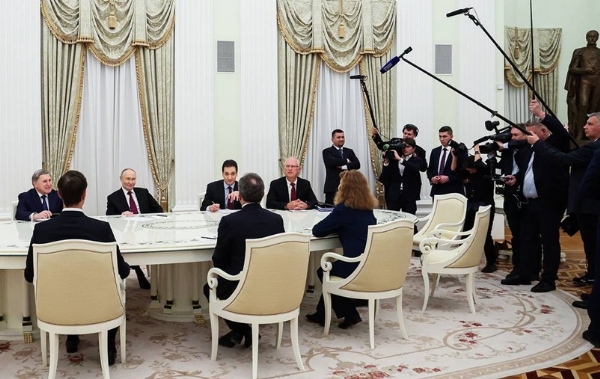 રશિયન રાષ્ટ્રપતિ વ્લાદિમીર પુતિન અને અમેરિકી પ્રતિનિધિમંડળ વચ્ચે બેઠક રશિયન રાષ્ટ્રપતિ વ્લાદિમીર પુતિન અને અમેરિકી પ્રતિનિધિમંડળ વચ્ચે બેઠક