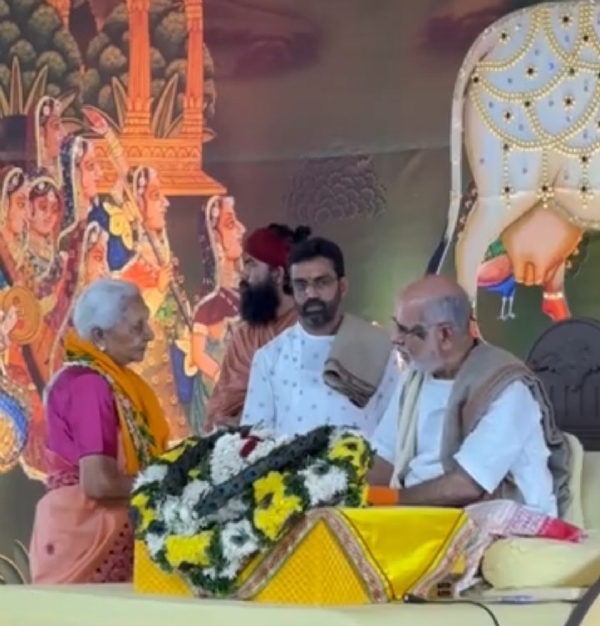 પાટણના અનાવાડામા શ્રીમદ્ ભાગવત કથાના ત્રીજા દિવસે ઉત્તર પ્રદેશના રાજ્યપાલ અને ગુજરાતના પૂર્વ મુખ્યમંત્રી આનંદીબેન પટેલે ઉપસ્થિત રહ્યા હતા, તેમણે ગૌ સંવર્ધન માટે સંકલ્પનો આહ્વાન કર્યુ.