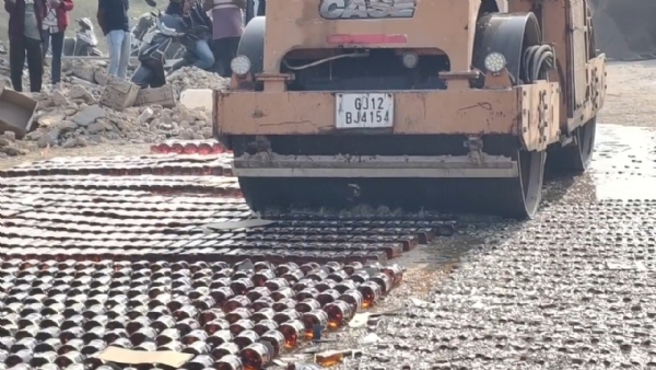 પોરબંદર પોલીસ દ્વારા 2 કરોડથી વધુની કિંમતનો દેશી અને વિદેશી દારૂના જથ્થાનો નાશ કર્યો.