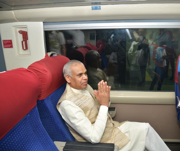 રાજ્યપાલ આચાર્ય દેવવ્રતની ગાંધીનગર થી મુંબઈ વંદે ભારત ટ્રેનમાં મુસાફરી રાજ્યપાલ આચાર્ય દેવવ્રતની ગાંધીનગર થી મુંબઈ વંદે ભારત ટ્રેનમાં મુસાફરી