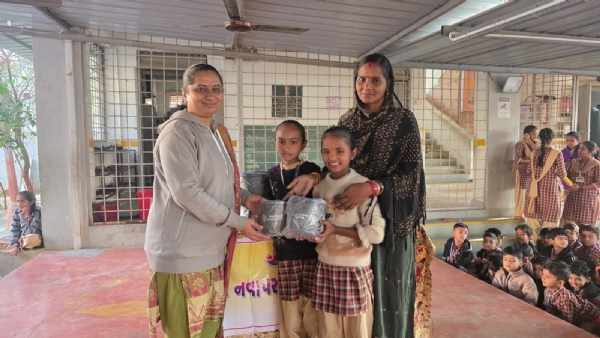 પોરબંદરની પી.એમ.નવાપરા પ્રાથમિક શાળા, છાયા ખાતે ટિફિન બોક્સ વિતરણ કાર્યક્રમ યોજાયો.