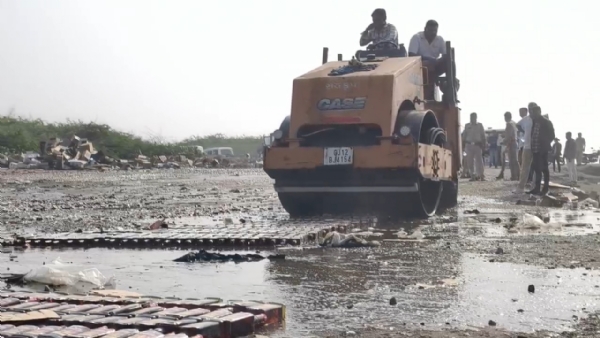 પોરબંદર પોલીસ દ્વારા 2 કરોડથી વધુની કિંમતનો દેશી અને વિદેશી દારૂના જથ્થાનો નાશ કર્યો.